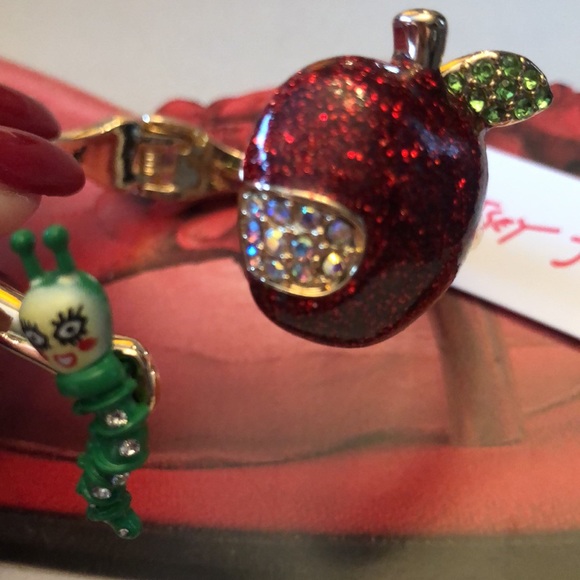 Adorable Authentic Betsy Johnson hinged Bracelet. New with tag. - Picture 4 of 13